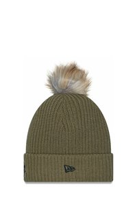 Olivgrüner Strickbeanie mit einer dicken Rippstruktur, ausgestattet mit einem flauschigen Pompon oben und einem kleinen gestickten Logo an der Seite.