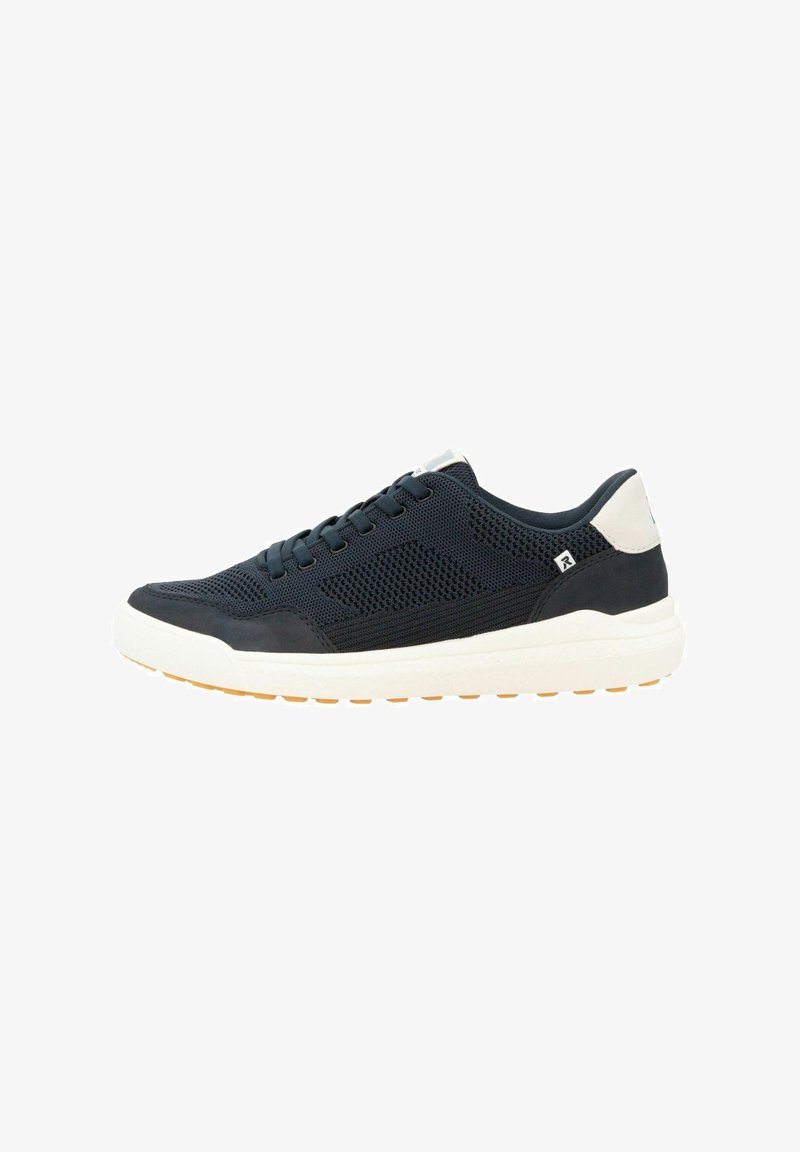 Granatowe sneakersy z siateczki i zamszu, o okrągłym nosku, z kontrastującymi beżowymi akcentami, białą podeszwą środkową i teksturowaną gumową podeszwą zewnętrzną. Z zapinaniem na sznurówki.