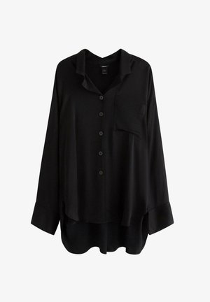 Svart långärmad skjorta med knappar, krage, bröstficka och lös passform, visad mot en vit bakgrund.