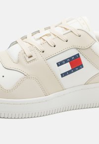 Tommy Jeans RETRO BASKET ESS - Joggesko - beige