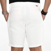 Weiße Shorts aus strukturiertem Stoff mit geradem Schnitt, Gürtelschlaufen und zwei Gesäßtaschen. Der Saum ist ordentlich verarbeitet und sorgt für ein sauberes Finish.