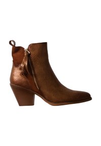 Bottine en cuir marron texturé avec fermeture éclair latérale, languette arrière et talon bloc empilé.