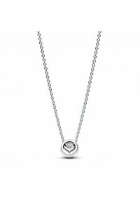 Collana con pendente in argento, dotata di un charm tondo e liscio con un design centrale. La catena è intrecciata e delicata, arricchendo l'aspetto complessivo.