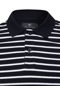 Navy- und weiß gestreiftes Polohemd mit einem einfarbigen Kragen, drei schwarzen Knöpfen und einem Etikett mit dem Markennamen "Nils Sundström".