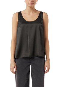 Schwarzes Satintop mit U-Ausschnitt, lockerem Sitz und nahtloser Optik. Der Stoff hat eine glatte, glänzende Textur.