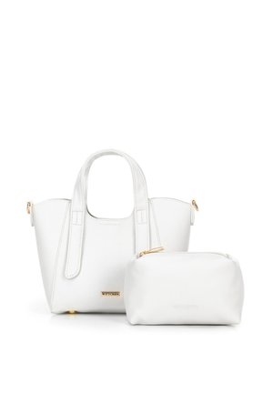 Bolso de mano de cuero blanco con dos asas y bolso pequeño a juego con cremallera, ambos con detalles en tono dorado y logo de la marca.