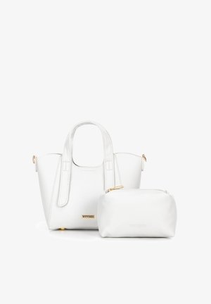 Witte leren handtas met twee handvatten en een kleinere bijpassende ritstas, beide met goudkleurige accenten en merklogo.