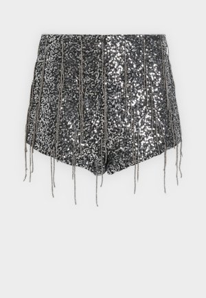 Shorts noirs à sequins avec des détails de franges verticales, présentant une texture brillante et une silhouette ajustée, conçus pour un look saisissant.