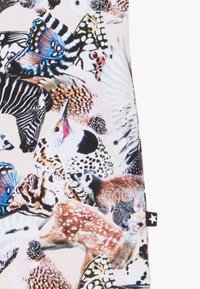 Monivärinen kangas, jossa on erilaisia eläinkuvioita, mukaan lukien perhoset, seeprahait ja peurankuvat, pehmeällä vaaleanpunaisella taustalla.