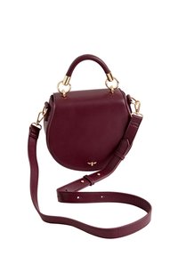 Bordowa skórzana torebka o zaokrąglonym kształcie, z złotymi akcentami, uchwytem u góry oraz regulowanym paskiem do noszenia na ramieniu.