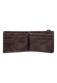 Cartera de cuero marrón, diseño de dos pliegues, con múltiples compartimentos para tarjetas y un compartimento con cremallera, con una textura suave y costuras mínimas.