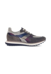 Suède sneakers zijn verkrijgbaar in grijstinten, marineblauw en bordeauxrood. Ze hebben een textuurafwerking, een gevoerde zool en bijpassende veters.