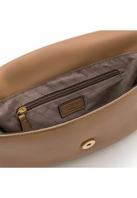 Ledertasche in Tan mit glatter Oberfläche, goldener Druckknopfverschluss und einem Stoffinnenfutter mit einer Reißverschlusstasche und eingeprägtem Logo.