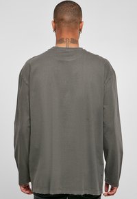 Urban Classics OVERSIZED DISTRESSED LONGSLEEVE - Langærmet T-shirt - darkshadow