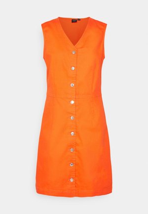 Pomarańczowa sukienka bez rękawów z dekoltem w serek, z rzędem srebrnych guzików z przodu i dopasowaną talią, wykonana z dżinsowego materiału.