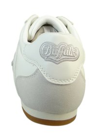 Baskets en cuir blanc avec un patch en daim gris au talon, logo "Buffalo" embossé sur le talon et semelle en caoutchouc. Comprend des lacets ronds.