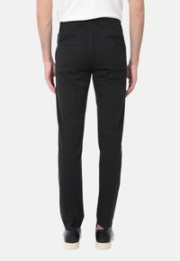 Pantaloni in cotone neri con gamba dritta, dotati di due tasche posteriori con chiusura a bottone. Il tessuto ha una texture liscia.