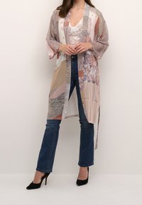 Doorzichtige kimono met patronen in pastelkleuren, met een mix van bloemen- en geometrische ontwerpen. Losse, lange mouwen en open voorkant.