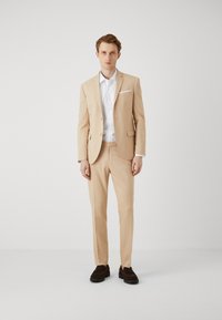 Isaac Dewhirst THE FASHION SUIT SET - Completo - camel