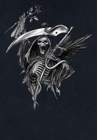 Skelettfigur med en skära, iklädd en mörk huva, håller en ros i ena handen och en orm som är virad runt skaftet på skäran. Svart bakgrund.