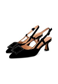 Zapatos de tacón estilo slingback de terciopelo negro con punta afilada, hebilla decorativa de gema y tacones bajos. Cuenta con una correa ajustable en el tobillo.