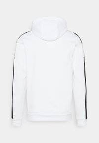 Weißer Hoodie mit Kordelzugkapuze, zwei schwarzen Akzentstreifen an den Ärmeln und einem weichen, strukturierten Stoff. Saubere Rückansicht, ohne Muster.
