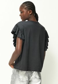 Next SPARKLE STUD RUFFLE SLEEVE- REGULAR FIT - T-shirt med print - charcoal grey