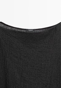 Sort tekstureret stof med en bred rund halsudskæring og et lille Massimo Dutti mærke syet ind bagpå.