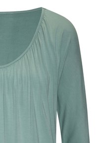 Helles türkisfarbenes Oberteil mit rundem Halsausschnitt, das vertikale Falten entlang der Vorderseite aufweist. Aus glattem, weichem Stoff mit langen Ärmeln gefertigt.