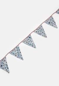 Bandeirolas de tecido com padrões florais azuis triangulares, rematadas com uma borda rosa suave, dispostas ao longo de uma linha horizontal sobre um fundo branco.