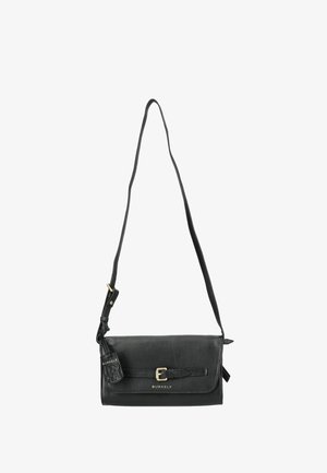 Schwarze Burkely Umhängetasche aus Leder mit verstellbarem Riemen, Schnallendetail und gebrandetem Etikett auf der Vorderklappe.
