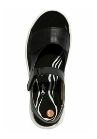 Czarne skórzane sandały z szerokim paskiem, otwartym wzorem pięty i białą podeszwą. Wnętrze wyposażone jest w teksturowaną, wzorzystą wkładkę z falistymi paskami.