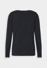 Pull-over noir à manches longues en tricot avec encolure ronde, ourlet côtelé et fine bordure rouge et blanche sur les poignets, présenté de dos.