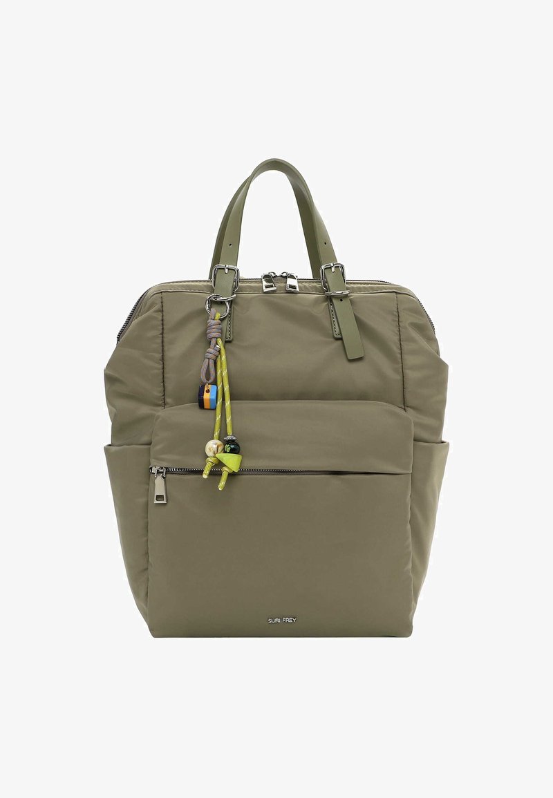 Sac à dos vert olive avec poche avant zippée, double poignée supérieure, poches latérales et cordon décoratif jaune avec perles suspendu à un anneau métallique.
