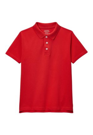 Polo rouge à manches courtes avec trois boutons blancs et un col, présenté sur fond blanc.