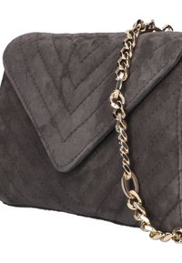 Grijze gewatteerde suède handtas met een driehoekige flap en gouden kettingriem. Beschikt over diagonale stiksels en een gladde textuur.