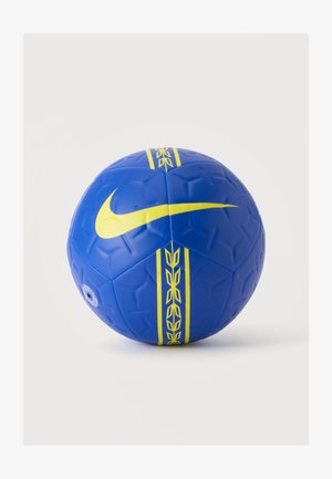 Modrá futbalová lopta so žltým logom Nike a vertikálnymi dekoratívnymi pruhmi na bielom pozadí.