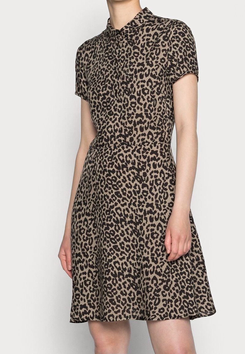 Robe à manches courtes, col, boutonnière devant et jupe évasée imprimé léopard beige et noir.