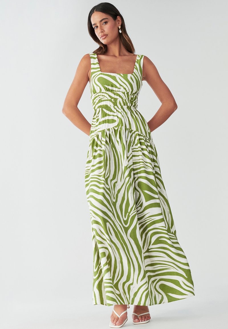 Robe maxi à motifs zèbres verts et blancs, avec un décolleté carré, un corsage smocké et un tissu fluide avec une finition texturée.