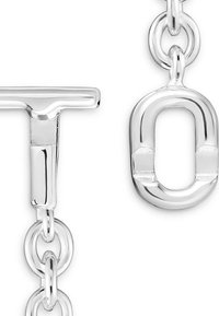 Bracciale in catena d'argento con chiusura a T e maglia ovale, con una texture liscia e lucidata e una superficie riflettente.