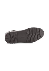 Zwarte rubberen schoenen zool met getextureerde ribbels, met de merknaam "Gabor" prominent geperst. Ontworpen voor grip en duurzaamheid.