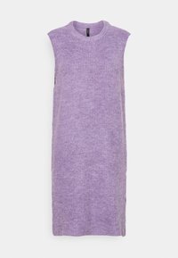 Ärmelloses lila Strickkleid mit rundem Ausschnitt, gerippter Textur und seitlichen Schlitzen. Der Stoff wirkt weich und leicht dehnbar.