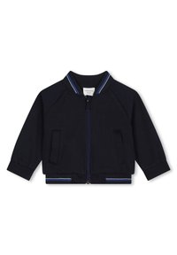 Veste zippée bleu marine avec un col côtelé, deux poches avant et des rayures bleues contrastées aux poignets et à l'ourlet. Tissu doux avec une texture lisse.