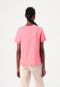Korte mouw T-shirt in helder roze, gemaakt van katoen, met een ronde halslijn en een ontspannen pasvorm. Zachte textuur, geen zichtbare patronen of accenten.