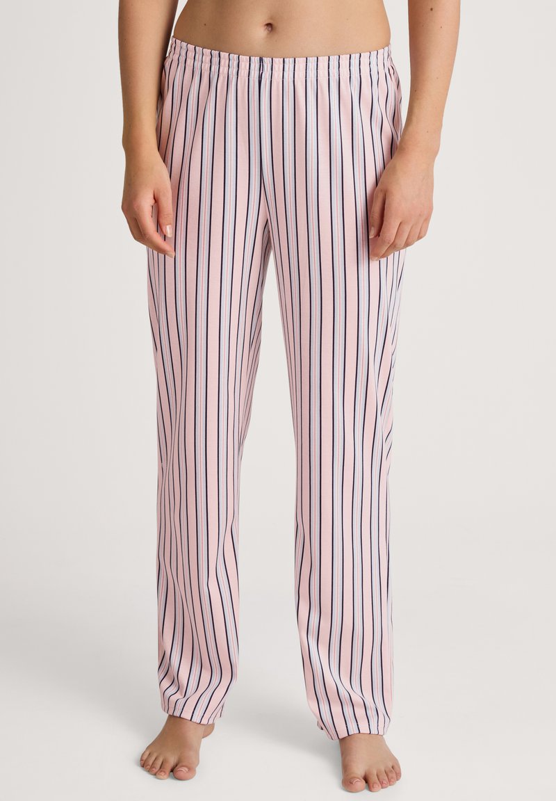 Ljusrosa pyjamasbyxor med marinblå vertikala ränder, elastisk midja och avslappnad passform, med en mjuk och slät textur.