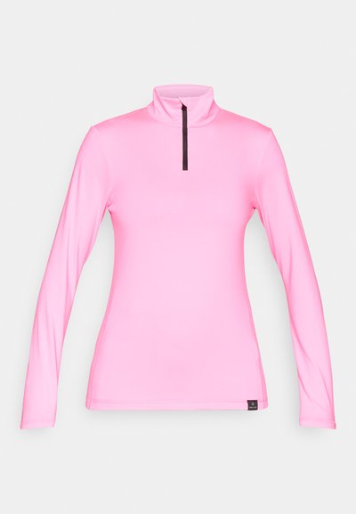 Rozā garenmēteļa blūze ar augstu apkakli un pusceļā esošu rāvējslēdzēju, kas izgatavota no gludas auduma. Iespējas kontrastējošs rāvējslēdzējs un sānu šuvju detaļas.