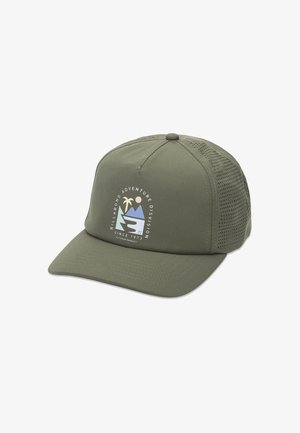 Gorra verde oliva con visera curvada, paneles laterales de malla y un gráfico impreso que presenta montañas, una palmera y texto.