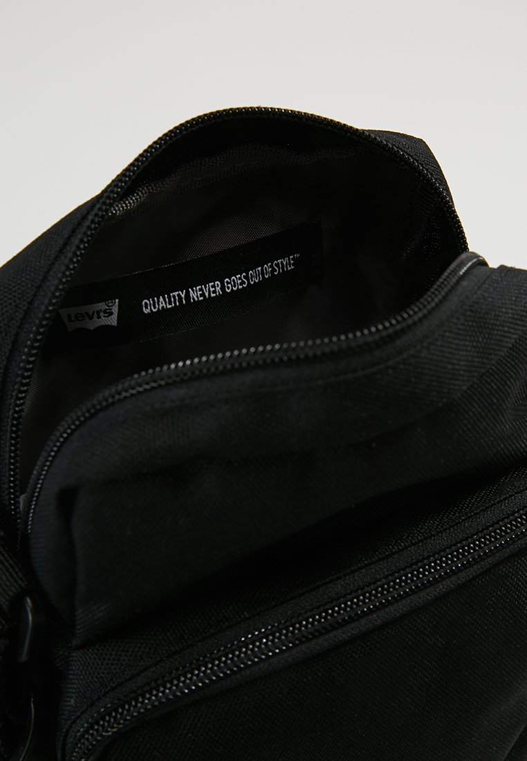Levi's® SERIES SMALL CROSS BODY Skulderveske regular Levi's Veske L Series Small Cross Body Svart