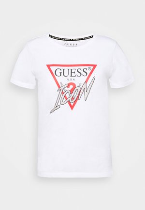 Hvid bomulds T-shirt med et rødt trekantet motiv med "GUESS U.S.A." og "ICON" i sølv, rund halsudskæring og korte ærmer.