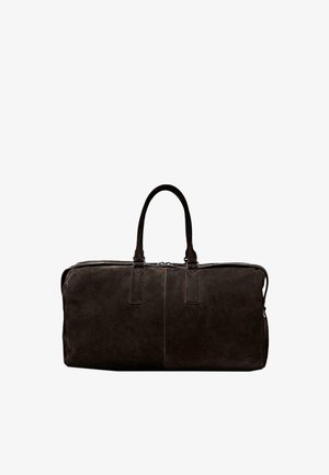 Borsa duffel in suede marrone scuro con due manici, chiusura a zip e design semplice. Presenta cuciture visibili e una texture liscia.